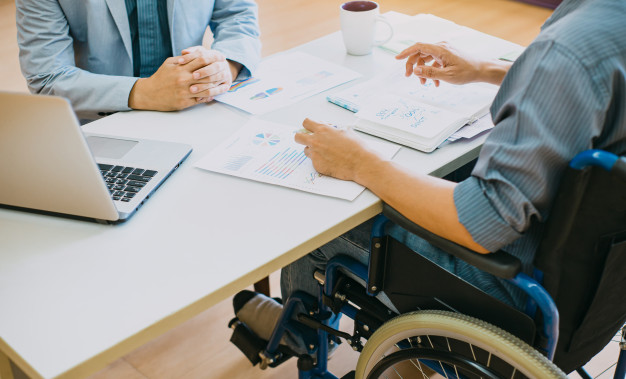 personas-discapacitadas-silla-ruedas-pueden-volver-al-trabajo-despues-rehabilitacion_34141-566